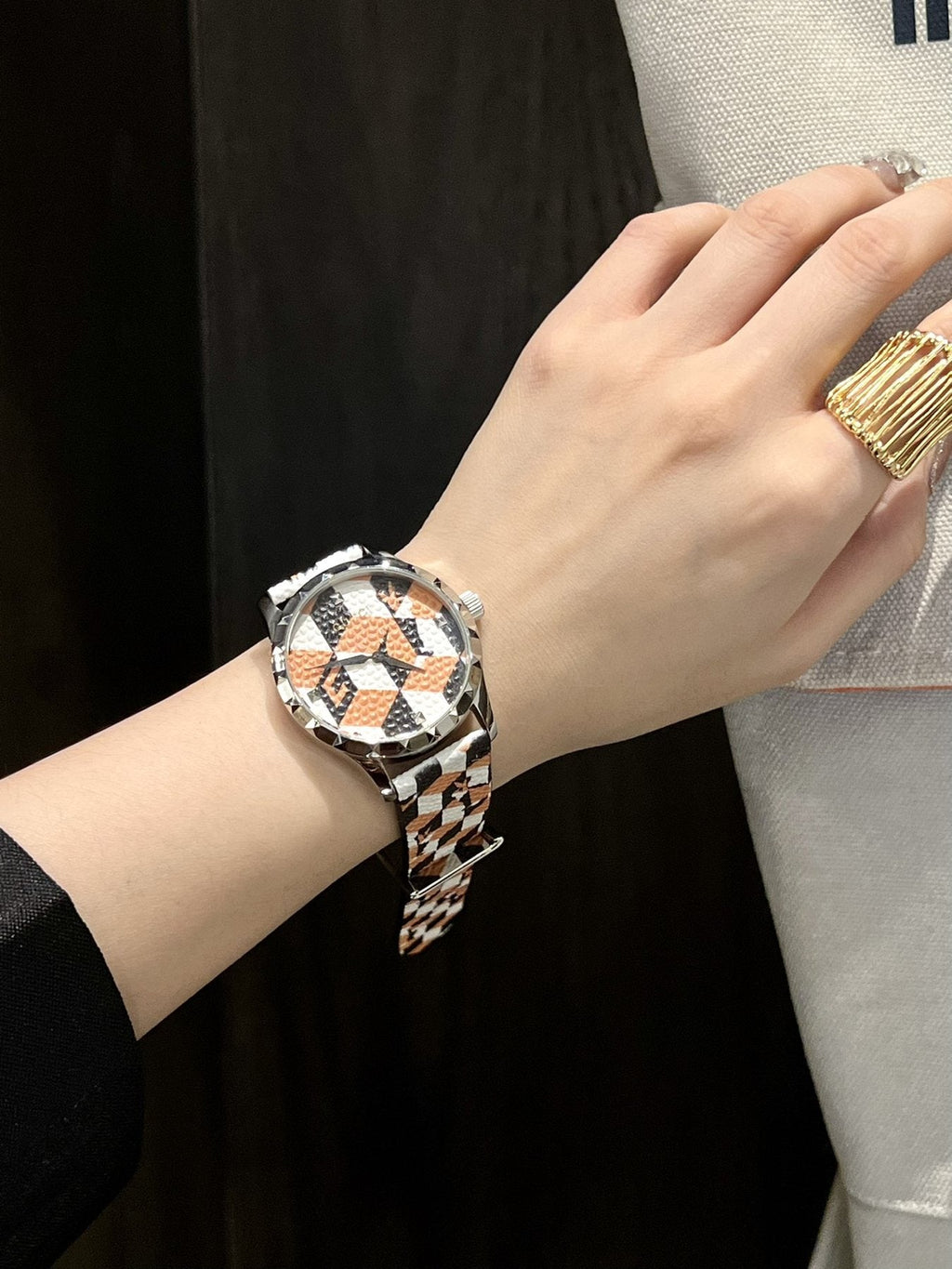 Gucci Geometric-Pattern Watch — model