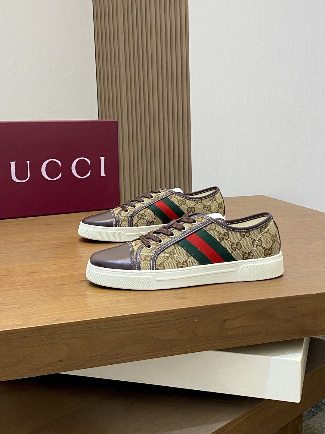 Gucci Green-Red Stripe Low-Top Sneakers — front