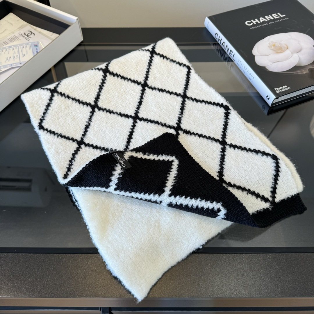 Chanel Reversible Ivory & Black Knit Scarf — detail